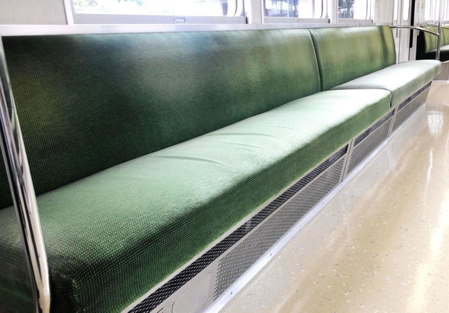 ばねの上にフェルト生地を重ねた従来型車両のロングシート＝神戸市須磨区西落合２、名谷車両基地