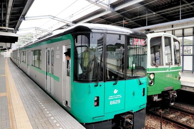 新型の６０００形車両（左）＝神戸市営地下鉄伊川谷駅（２０１８年７月撮影）