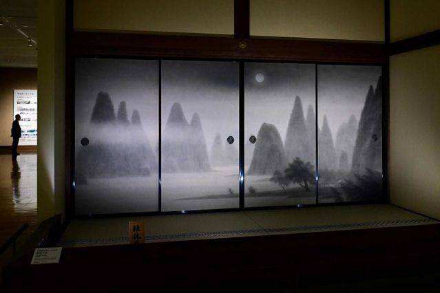 月夜の穏やかな景観を見せる《桂林月宵》＝神戸市立博物館（撮影・中西幸大）