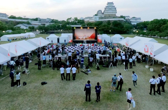 姫路城を背に無観客で行われた聖火リレーのセレモニー＝２３日午後、姫路市本町（撮影・吉田敦史）