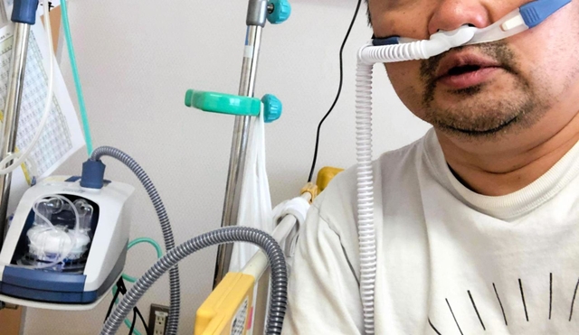 コロナに感染し、入院療養する男性。短期間で症状が悪化し、酸素吸入などで命をつないだ（男性提供）