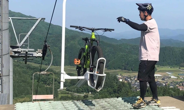 マウンテンバイクを山頂へ運ぶリフト。冬のスキー以外の集客を図る＝豊岡市日高町、アップかんなべスキー場