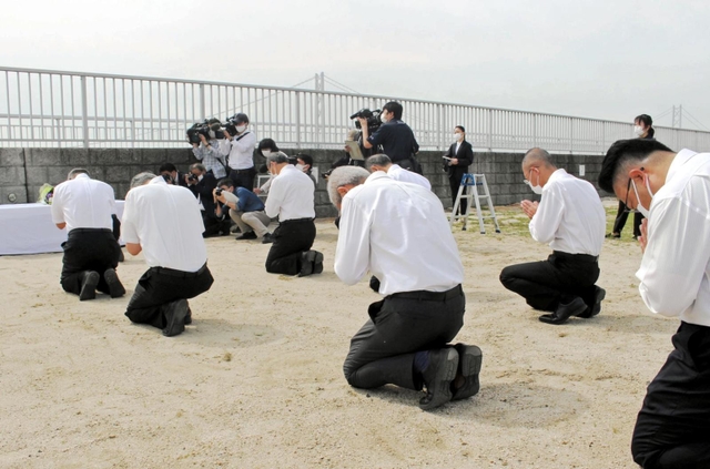 砂浜陥没事故の現場で花を手向ける泉房穂市長ら＝明石市大蔵海岸通１