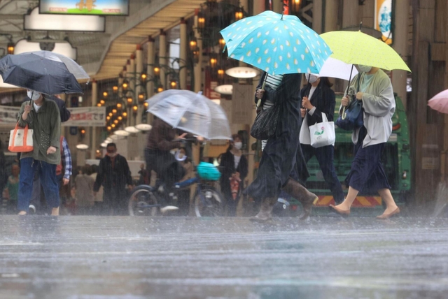 激しく地面を打ちつける雨＝２７日午前、神戸市中央区（撮影・小林良多）