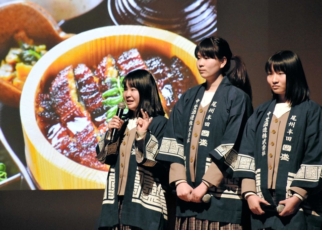 作成した動画への思いや工夫について説明する生徒ら＝2020年1月25日、神戸市中央区新港町、神戸ポートオアシス