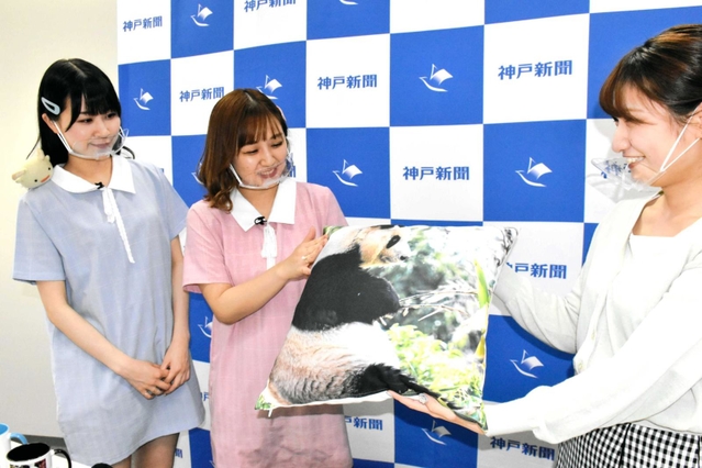 番組では写真コンテストの入賞作をあしらったグッズが紹介された＝神戸新聞社