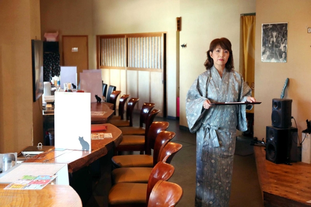 ６月下旬に１店舗を閉店することを決めた「菊兆」の東郷美弥子社長＝３１日午後、神戸市中央区東川崎町１（撮影・辰巳直之）
