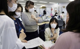 受け入れ先の病院と調整を続ける保健師ら。時折集まり相談を繰り返す＝２７日午後、神戸市役所（画像を一部加工しています）