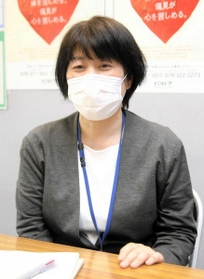 「今の状況は第３波どころではない」と話す山崎初美・担当局長