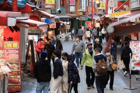 緊急事態宣言下ながら多くの店が営業し、前年のＧＷと比べて人通りが増えた＝２日夕、神戸市中央区