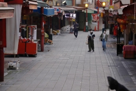 緊急事態宣言で軒並み休業し、閑散とする通り＝２０２０年５月２日、神戸市中央区