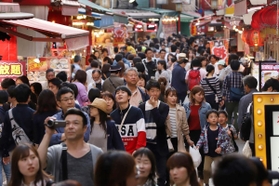 観光客で賑わいを見せる通り＝２０１９年５月２日、神戸市中央区