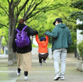手をつないで歩く親子＝２日午後、神戸市内（撮影・鈴木雅之）