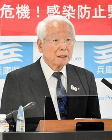 新型コロナウイルス対策について説明する井戸敏三知事＝４月２１日、兵庫県庁