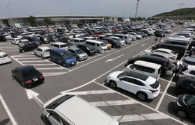 多くの車で混雑した神戸淡路鳴門自動車道の淡路サービスエリア駐車場＝４日午後、淡路市岩屋（撮影・秋山亮太）