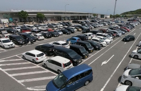 多くの車で混雑した神戸淡路鳴門自動車道の淡路サービスエリア駐車場＝４日午後、淡路市岩屋（撮影・秋山亮太）