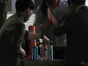 路上でお酒を飲む男性たち。飲食店に対する酒類の提供自粛要請で、街角で酒と歓談を楽しむ人たちがみられるようになった＝４月３０日夜、神戸市中央区（撮影・鈴木雅之）