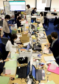 病院との調整を続ける保健師ら。神戸市では病床が逼迫し、症状が重い患者も自宅待機を余儀なくされているという＝４月２７日午後、同市役所（画像の一部を加工しています）