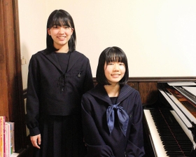 小学校時代から刺激しあい、初の国際コンクールでそろって３位入賞した望月夏帆さん（右）と兵頭柚樹さん＝神戸市垂水区、ブレーメンのおんがく館
