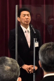 初登庁後、職員に訓示する関貫久仁郎市長＝豊岡市役所