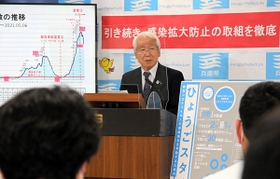 緊急事態宣言の延長要請について説明する井戸敏三知事＝６日夕、兵庫県庁