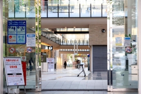 食料品売り場などを除く店舗が休業し、がらんとする商業施設＝７日午後、神戸市中央区東川崎町１（撮影・吉田敦史）