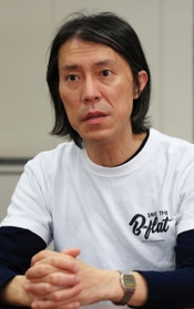 介護現場の現状を語る伊藤竹彦さん＝神戸市中央区東川崎町１（撮影・鈴木雅之）
