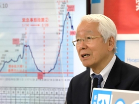 「新規陽性者数の推移」のグラフを背に会見する井戸敏三知事＝１０日午後、神戸市中央区、兵庫県庁（撮影・大森　武）