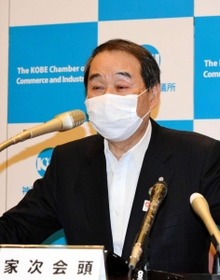 会見する神戸商工会議所会頭の家次恒（いえつぐ・ひさし）氏＝神戸市中央区港島中町６
