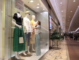 平日の時短営業で再開する神戸・三宮の地下街「さんちか」。ショーウインドー内では夏服へ衣替えが行われた＝１１日午後、神戸市中央区（撮影・小林良多）