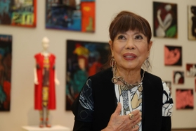 再開した展覧会の会場で語るコシノヒロコさん＝１２日午後、兵庫県立美術館（撮影・長嶺麻子）