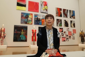 再開した展覧会の会場で語るコシノヒロコさん＝１２日午後、兵庫県立美術館（撮影・長嶺麻子）