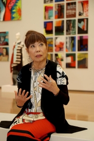 再開した展覧会の会場で語るコシノヒロコさん＝１２日午後、兵庫県立美術館（撮影・長嶺麻子）