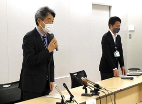 新型コロナワクチンを誤って常温保管し、謝罪する神戸市健康局の幹部ら＝１２日午後、神戸市役所