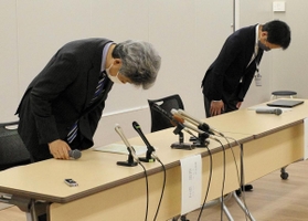 新型コロナワクチンを誤って常温保管し、謝罪する神戸市健康局の幹部ら＝１２日午後、神戸市役所