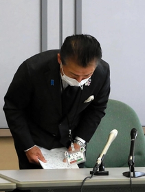 自身のワクチン接種について謝罪する山名宗悟神河町長＝兵庫県神河町役場