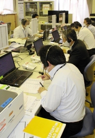 コロナワクチン接種予約の抽選申し込みを受ける加古川市のコールセンター＝加古川市内