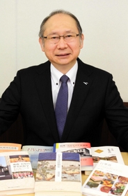 神戸学院大学出版会が発行した本を紹介する佐藤雅美学長＝神戸市中央区、同大ポートアイランドキャンパス