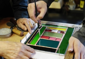 銅テープに溶剤を塗ってハンダ付け＝神戸市垂水区（撮影・長嶺麻子）