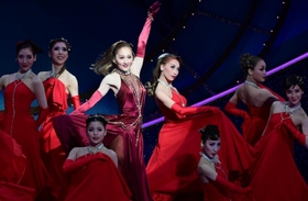 踊る美園さくら（左から４人目）＝宝塚大劇場（撮影・中西幸大）