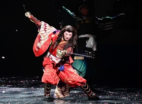 北朝の兵と戦う珠城りょう演じる楠木正行＝宝塚大劇場（撮影・中西幸大）