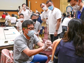 上腕部の模型に模擬注射をする歯科医師＝神戸市中央区橘通４、同市医師会館