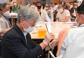 上腕部の模型に模擬注射をする歯科医師＝神戸市中央区橘通４、同市医師会館