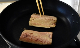 【魚の脂をうまく活用】動脈硬化予防につながる成分を含むサバの脂を活用することで、余分な油を使わずに済む。