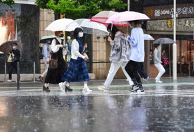 近畿地方が梅雨入り。神戸・元町の繁華街では買い物客らが傘を差して足早に交差点を渡っていた＝１６日午前、神戸市中央区（撮影・秋山亮太）