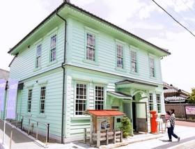 旧辻川郵便局をリノベーションした建物の外観＝福崎町西田原