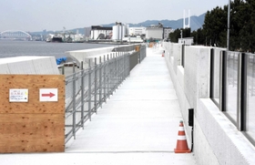 防潮堤のかさ上げ工事が進む南芦屋浜＝芦屋市涼風町