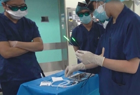 細いワイヤから出る光。治療時には赤い光に変わる＝４月２３日、神戸市中央区楠町７、神戸大病院（神戸大学・神戸新聞共同撮影）