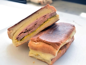 ボリュームを重視した自信作「キューバサンド」＝神戸市西区平野町黒田