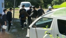 大麻の栽培拠点とみられる建物を捜索する兵庫県警の捜査員ら＝２０２０年１０月２０日、三田市内